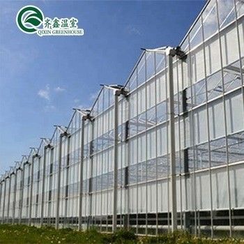 Plaque de polycarbonate recouvrant des panneaux solaires transparents pour serres très demandées